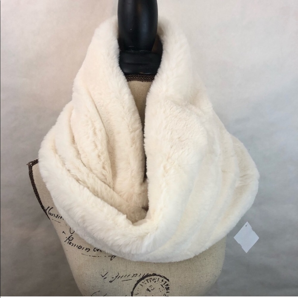 AKIRA Avondale Faux Fur Collar Ivory Snow Day ❄️